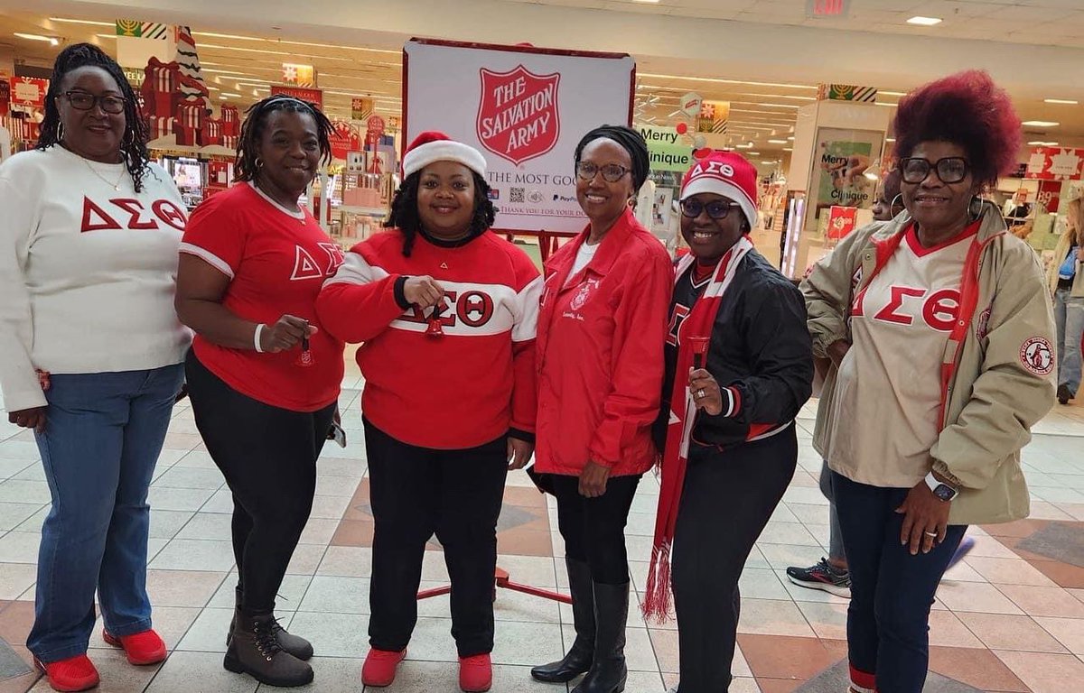 dst_tuscaloosa's tweet photo. ♥️🎄🎄🔔 We are ringing in the Christmas spirit!!
When you donate to a red kettle, change provides hope to our community.
Giving real help in real time to those who need us most at Christmas and beyond.
#RedKettleCampaign #TACDoingTheMostGood #TheSalvationArmy #RingTheBell https://t.co/VbNZD32kkc