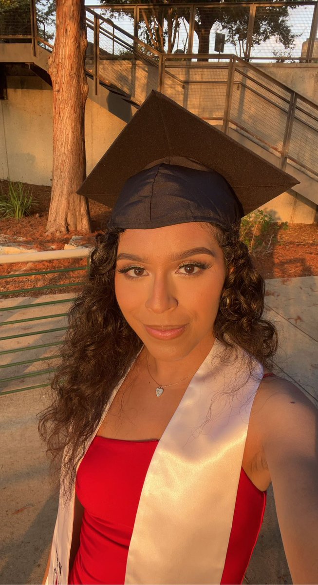 karlahg83's tweet photo. grad szn ‘22 🎓 https://t.co/z6FHHHLEVP