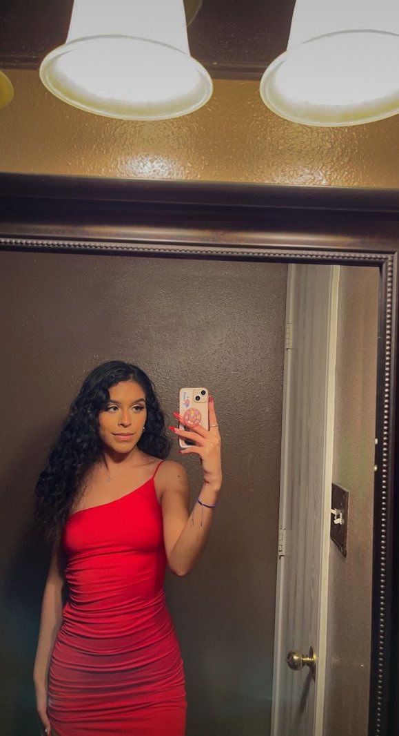 karlahg83's tweet photo. grad szn ‘22 🎓 https://t.co/z6FHHHLEVP