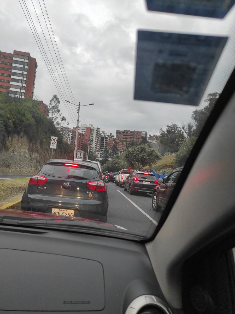 raza_elena's tweet photo. @AMT_Quito q pasa en el túnel Guayasamín? https://t.co/hOkMpq3AI2