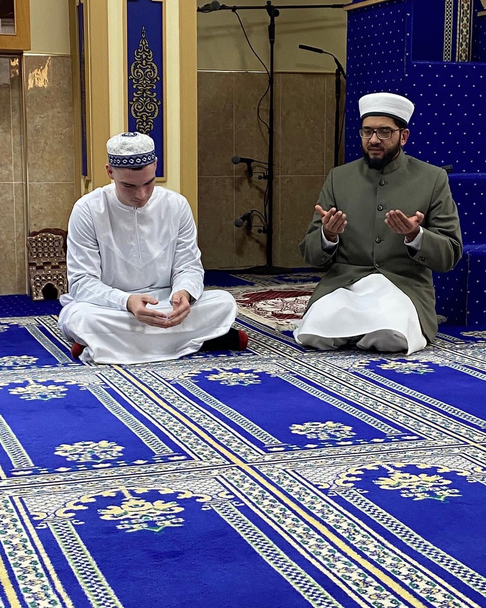 QariAsim's tweet image. Another #Shahadah at @LeedsMosque 
Welcome this brother to #Islam

اَشْهَدُ اَنْ لَّآ اِلٰهَ اِلَّا اللهُ وَحْدَہٗ لَاشَرِيْكَ لَہٗ وَاَشْهَدُ اَنَّ مُحَمَّدًا عَبْدُهٗ وَرَسُولُہٗ
, آج ایک اور نوجوان نے ہمارے ساتھ اسلام قبول کیا -

May Allah keep us all on the straight path