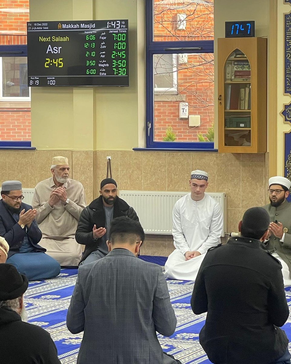 QariAsim's tweet image. Another #Shahadah at @LeedsMosque 
Welcome this brother to #Islam

اَشْهَدُ اَنْ لَّآ اِلٰهَ اِلَّا اللهُ وَحْدَہٗ لَاشَرِيْكَ لَہٗ وَاَشْهَدُ اَنَّ مُحَمَّدًا عَبْدُهٗ وَرَسُولُہٗ
, آج ایک اور نوجوان نے ہمارے ساتھ اسلام قبول کیا -

May Allah keep us all on the straight path
