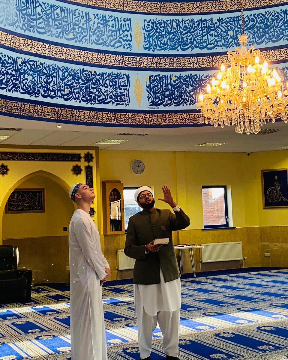 QariAsim's tweet image. Another #Shahadah at @LeedsMosque 
Welcome this brother to #Islam

اَشْهَدُ اَنْ لَّآ اِلٰهَ اِلَّا اللهُ وَحْدَہٗ لَاشَرِيْكَ لَہٗ وَاَشْهَدُ اَنَّ مُحَمَّدًا عَبْدُهٗ وَرَسُولُہٗ
, آج ایک اور نوجوان نے ہمارے ساتھ اسلام قبول کیا -

May Allah keep us all on the straight path