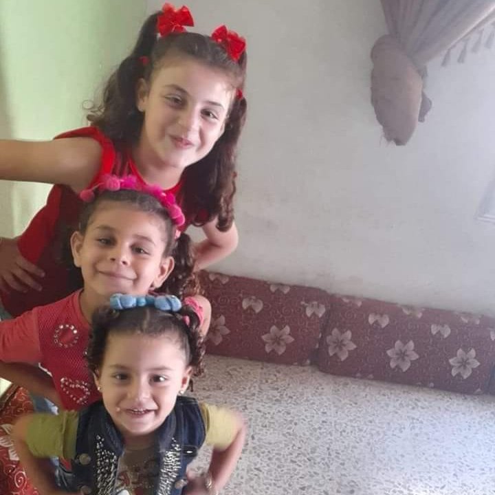 Zidane084's tweet photo. Three years ago on this day, our White Helmet colleague Anwar al-Hamidi lost his wife Zakia, and his three daughters Tasneem, Raneem, and Haneen, along with two other relatives, when their home in #Badama, #Idlib was targeted by #Russia and regime forces. https://t.co/ufBnWd2eSw