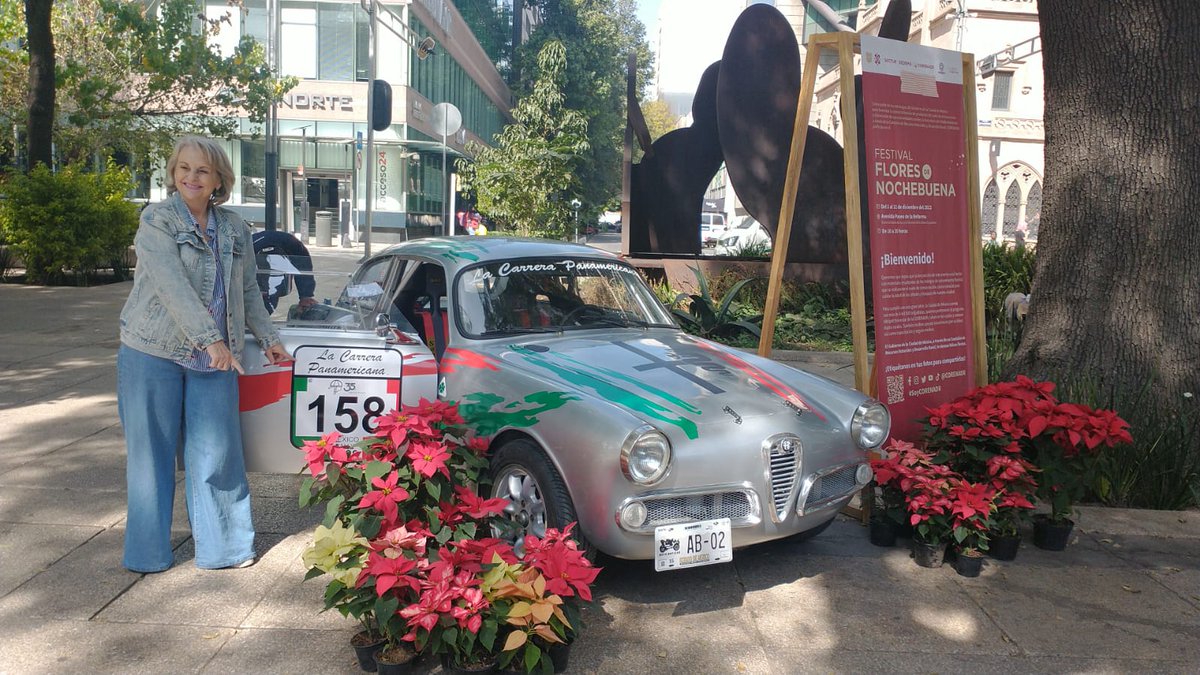 corenadr's tweet photo. La #Nochebuena da un toque muy especial a las fotos en esta temporada, así luce uno de los autos de la @carrerapana con la secretaria de @turismocdmx, @NathalieDesplas. Aún puedes comprar tus flores en el Festival de la Nochebuena.
#ConsumaLocal
#SueloDeConservación https://t.co/UuldujhLUQ