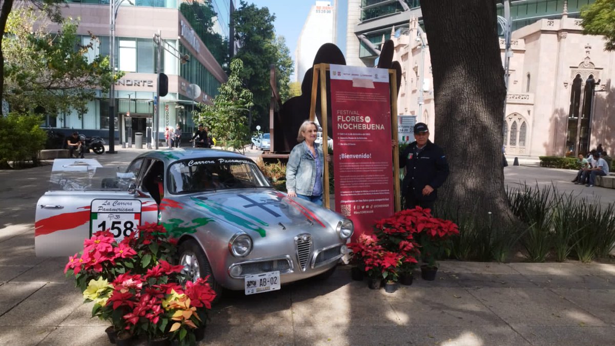 corenadr's tweet photo. La #Nochebuena da un toque muy especial a las fotos en esta temporada, así luce uno de los autos de la @carrerapana con la secretaria de @turismocdmx, @NathalieDesplas. Aún puedes comprar tus flores en el Festival de la Nochebuena.
#ConsumaLocal
#SueloDeConservación https://t.co/UuldujhLUQ