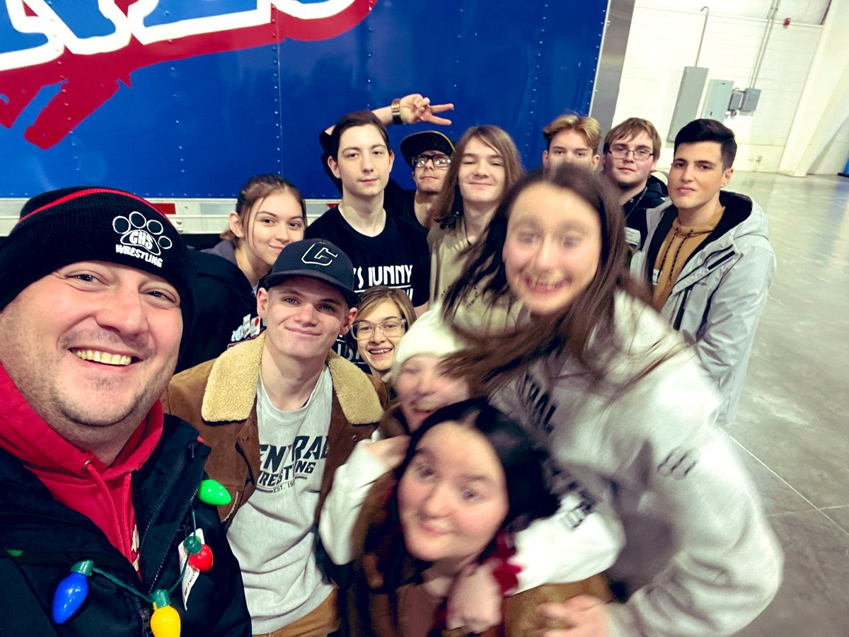 brianpyck's tweet photo. Proud of the team for helping our community at the Crosslines Christmas Distribution! #proudcoach #volunteering @CrosslinesSGF https://t.co/639MWxASYy