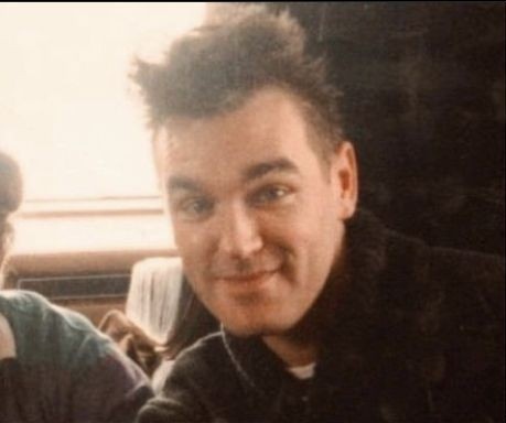mozpicsdaily's tweet photo. morrissey during the filming of "suedehead" in 1988 https://t.co/vXO7xWQ77Z
