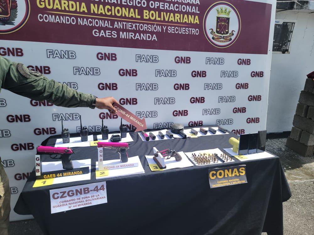 dhernandezlarez's tweet photo. Solo la #FANB puede poseer y usar armas de guerra. Los grupos delincuenciales serán intervenidos legal y proporcionalmente a los medios usados. Venezuela es territorio de Paz ! https://t.co/5EeAgSLBNt