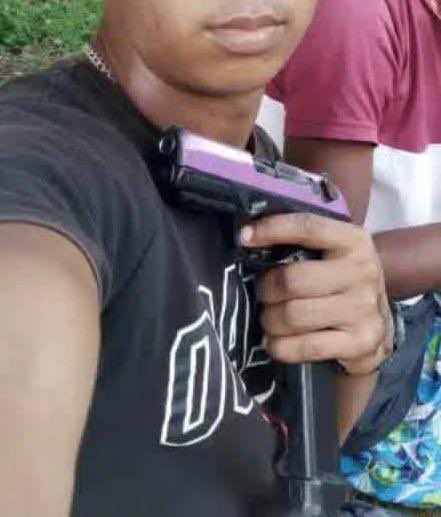 dhernandezlarez's tweet photo. Solo la #FANB puede poseer y usar armas de guerra. Los grupos delincuenciales serán intervenidos legal y proporcionalmente a los medios usados. Venezuela es territorio de Paz ! https://t.co/5EeAgSLBNt
