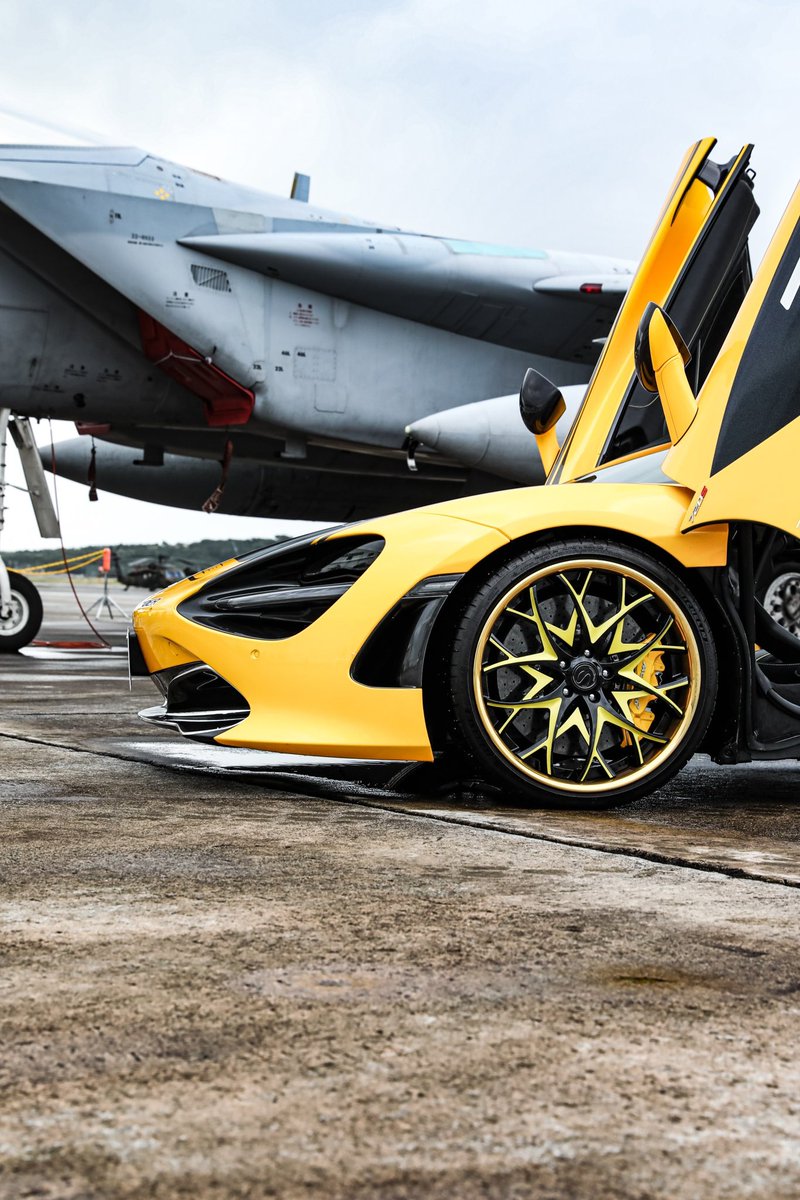 hidekichi4410's tweet photo. #夢のコラボ　#戦闘機と車　#Mclaren
#Lamborghini  #F15 #航空自衛隊
#HiroiStyle https://t.co/64aN2nBC27