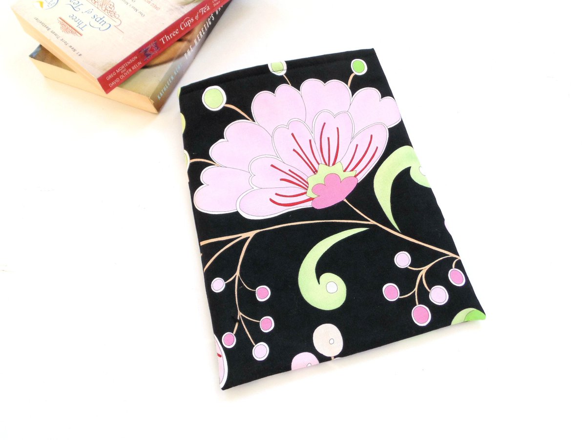 NancyEllenSt's tweet image. Paperback book sleeve, padded book pouch for traveling, pink flower tuppu.net/f8151867 #Etsy #NancyEllenStudios #ReaderGift