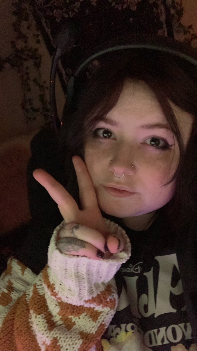 streaming minecraft! at tweetch deet teeeveee sleesh feeeeezeeeywaterseeeeemp