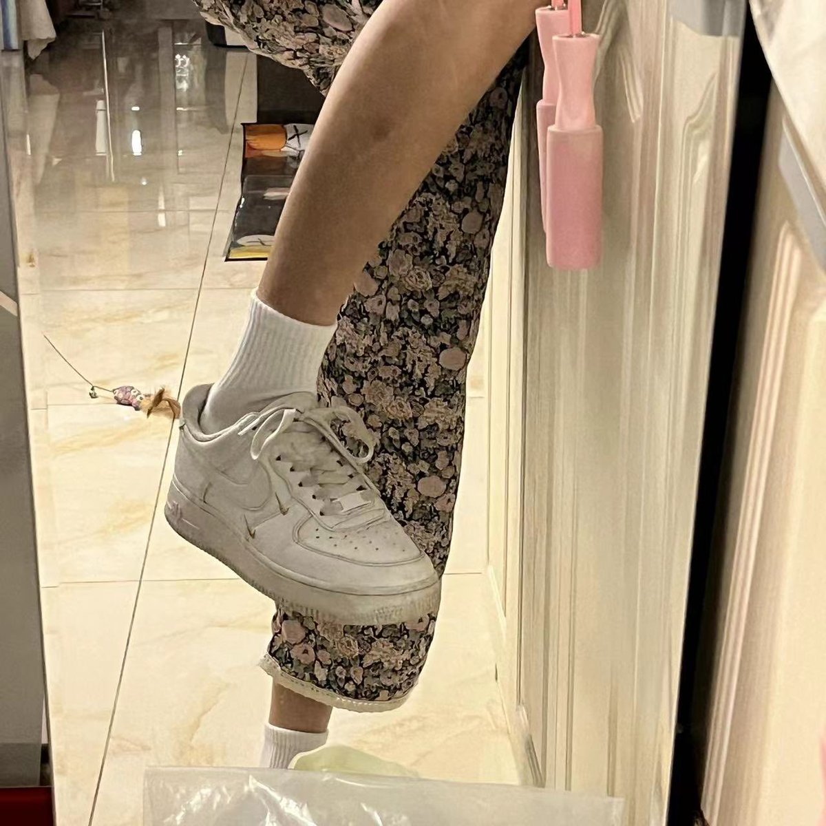 【心语系列】最近几次收袜的时候，越来发现 心语这个舞蹈女孩太心机，好像看透了套路她棉袜的事。几次三番地要求加钱😒 对我们同好来讲，总觉得女孩脚上的白袜那么难以得到。对女孩来讲“它们”只不过就是一双走了一天脏了都不想洗的袜子罢了。所以希望兄弟们把心语套到下体时狠一点S！💦💦 https://t.co/GWDGJF5wbp