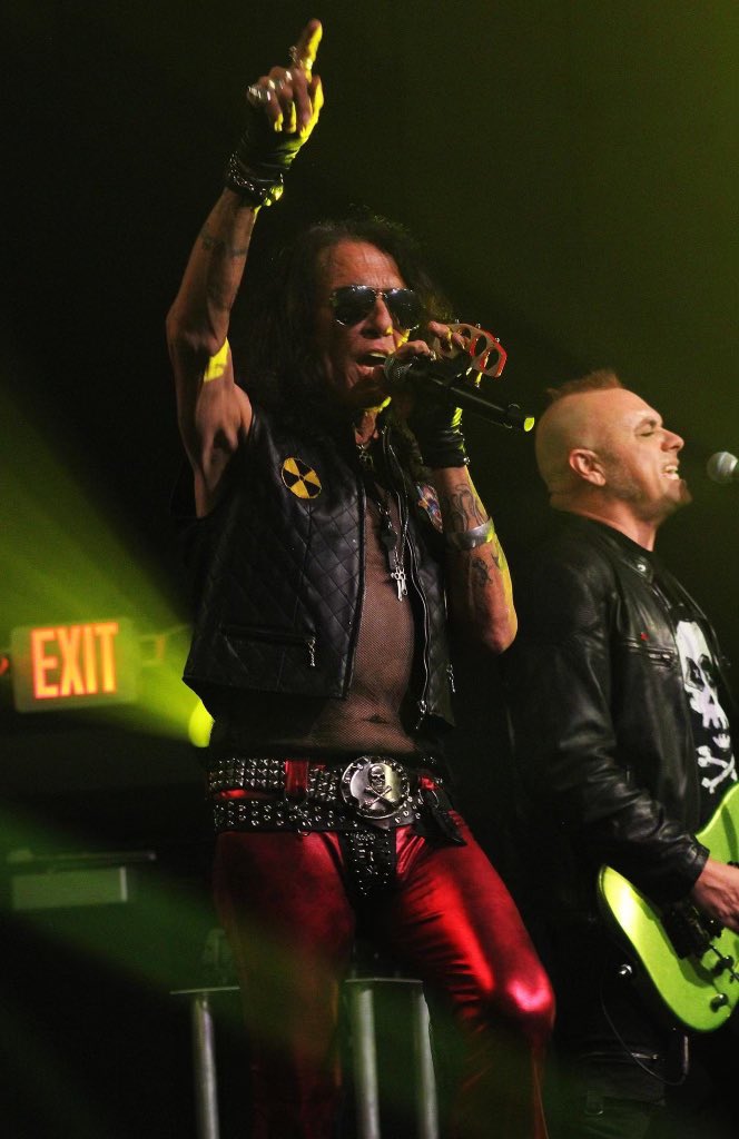 StephenEPearcy's tweet photo. RATT STEPHEN PEARCY at The Vixen Theater-McHenry, Illinois  last night. #StephenPearcy #ratt #rattnroll #theratpack https://t.co/fD9MOgWf58 https://t.co/jViPDJJuDY Photos courtesy Kristi Adair for TFE #2022year https://t.co/5AzcHcftuQ