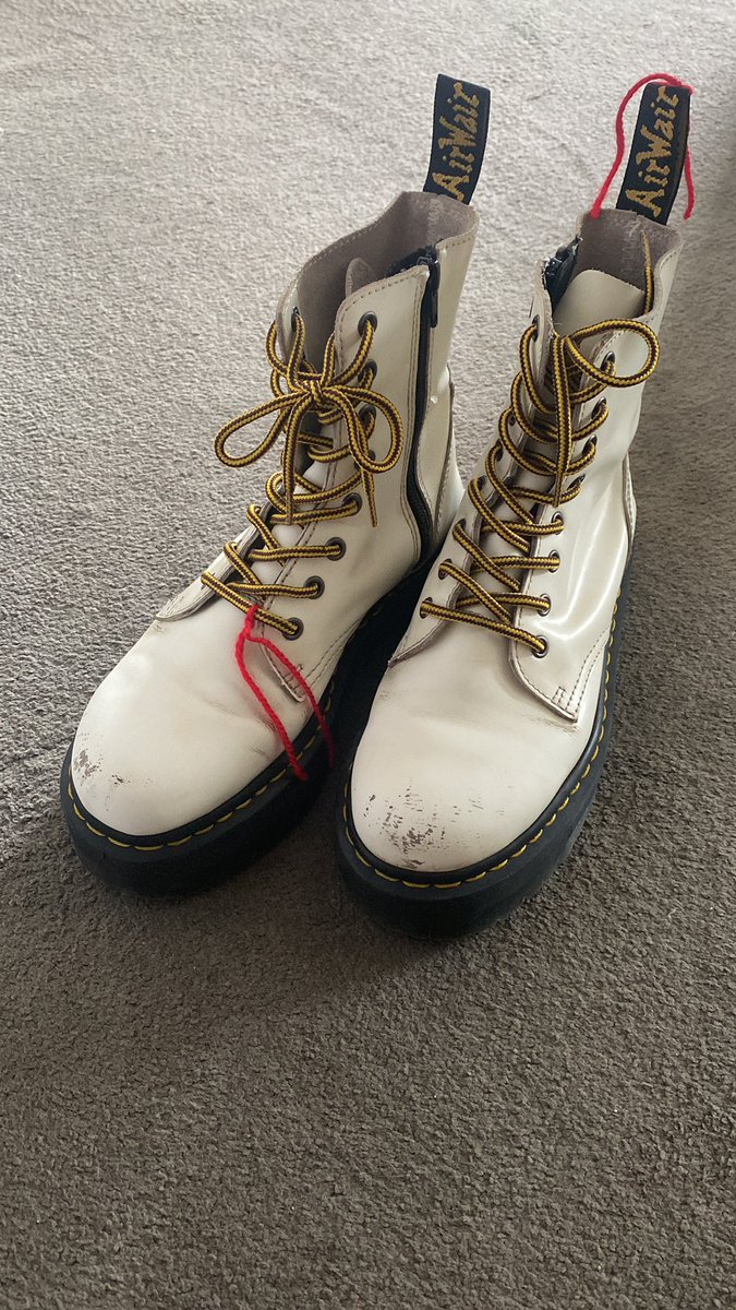 KatithJ's tweet photo. @xojonasboysxo Found them for $100 as well as a Blink 182 vinyl https://t.co/JQEn3OzX3A