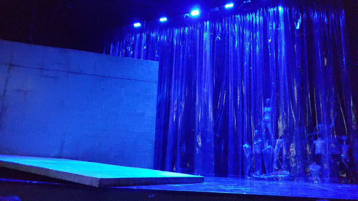 ¡Qué emoción! @hist_fantasmas está a unis minutos de comenzar, y alguien del jurado de los prwmios del público de <a href="/elteatrocdmx/">Cartelera de Teatro</a> está lista!