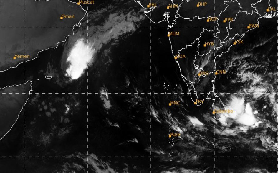 chennaiweather's tweet photo. School kids Mind voice: Dei #Mandous, Arabian sea'la ennada pannikittu irukka? Useless fellow. https://t.co/l1kVT1Nwnp