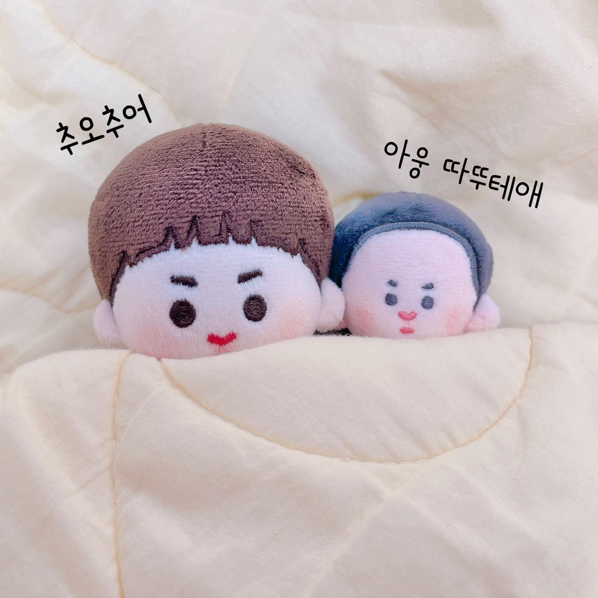 셍이 형제가 사눈 곳에두 눈이 펑펑 와쏘용☃️❄️
너무 작은 애깅이들이라,,눈 속에 파무칠 수 있우니까 집에서 얌전히 보자!💘 (눈나가 추워서 그런건 절대 아님)

#투베베 #동자셍 #초코셍이