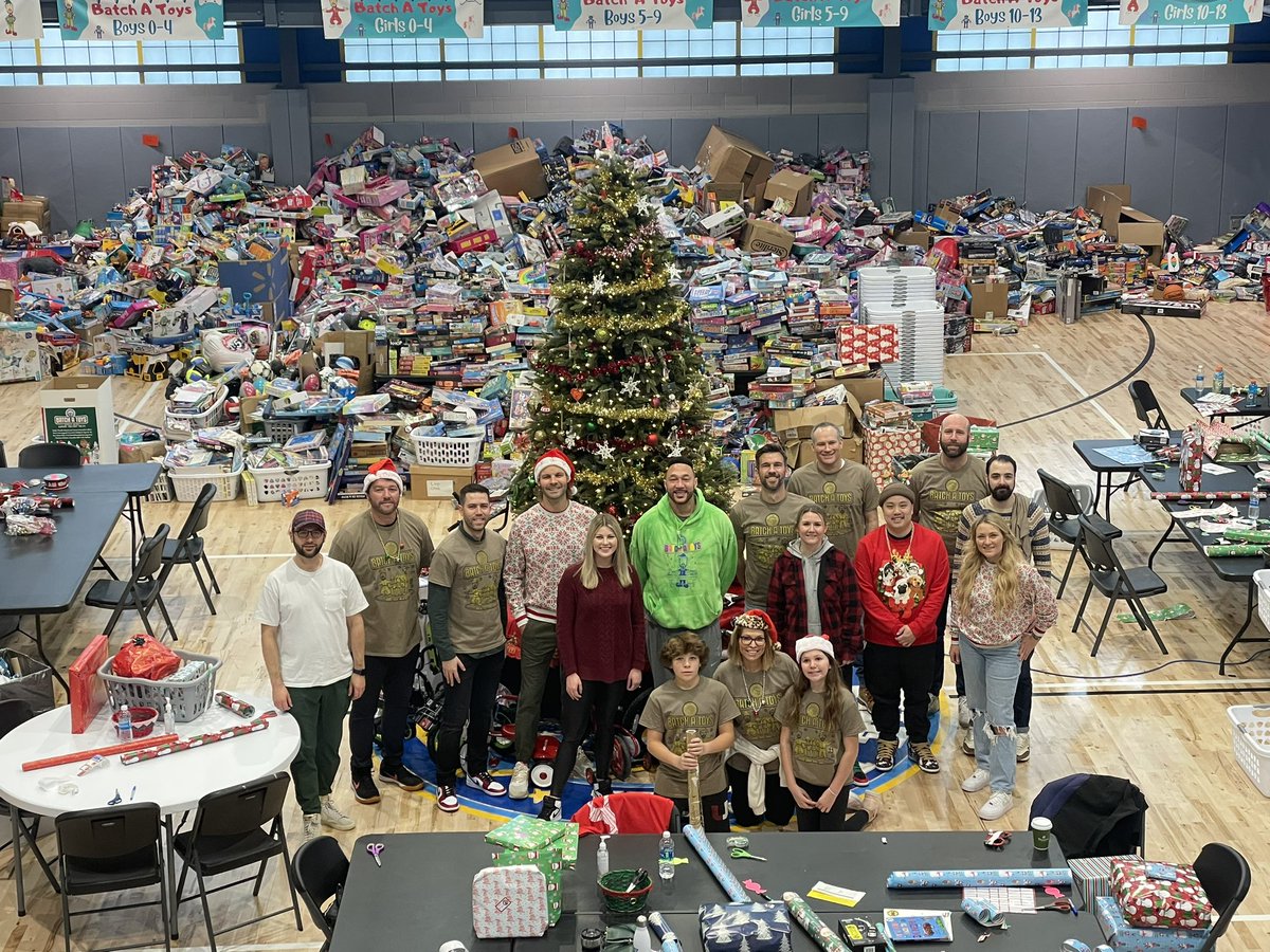Best of the Batch Foundation (@bestofthebatch) on Twitter photo Santa’s definitely going to make it to town this holiday 🎅 thanks to all of the wonderful help we received on Thursday from <a href="/Bayer/">Bayer AG</a> <a href="/Nike/">Nike</a> <a href="/DICKS/">DICK'S Sporting Goods</a> <a href="/WorkscapeInc/">Workscape Inc.</a> and Delta Sigma Theta 🫶 Santa’s definitely going to make it to town this holiday 🎅 thanks to all of the wonderful help we received on Thursday from <a href="/Bayer/">Bayer AG</a> <a href="/Nike/">Nike</a> <a href="/DICKS/">DICK'S Sporting Goods</a> <a href="/WorkscapeInc/">Workscape Inc.</a> and Delta Sigma Theta 🫶