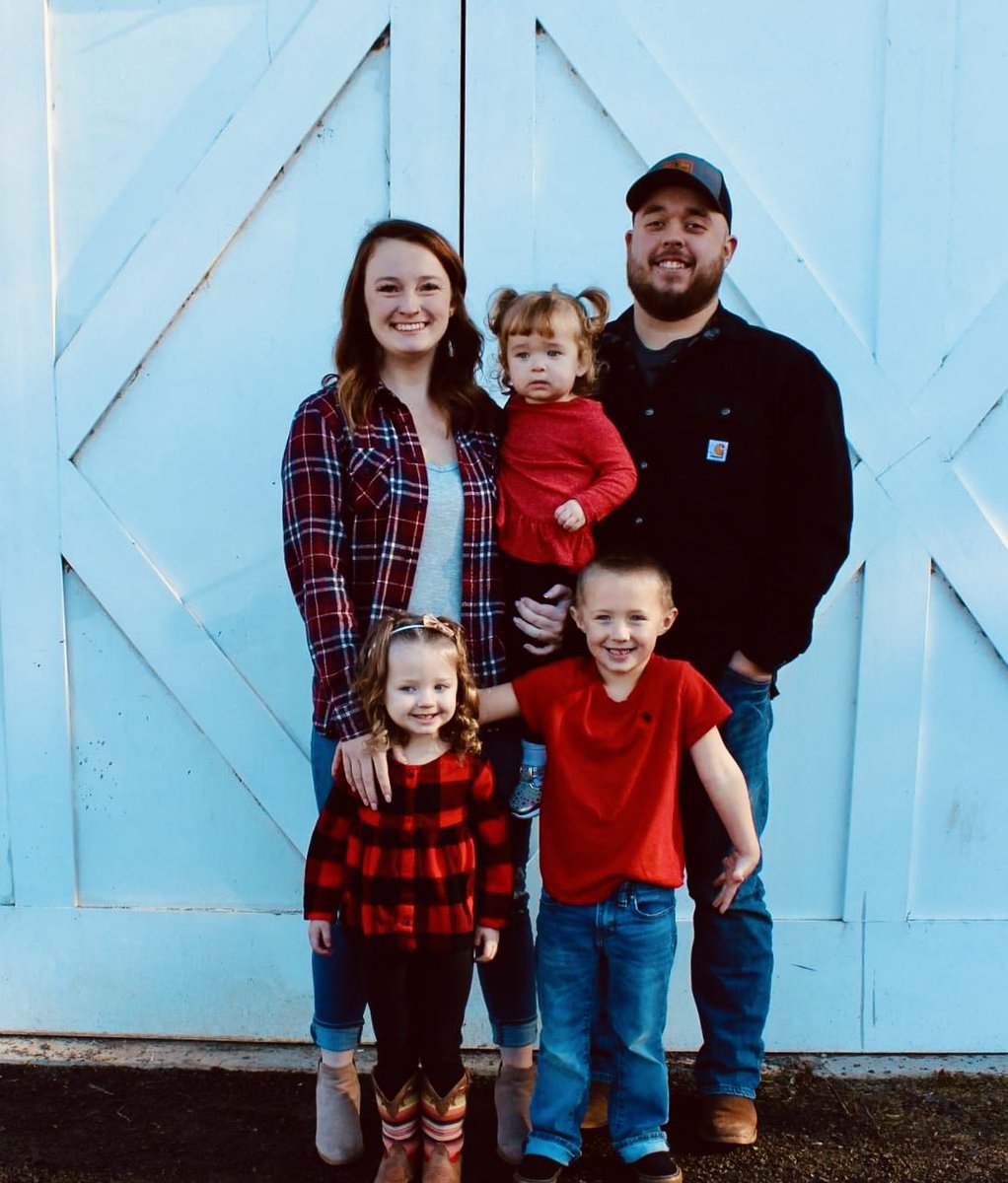 SierraDevine08's tweet photo. you’re KIDDING ME! 😍

(posting on Twit since my parents don’t have one, I just have to brag about how beautiful my family is!)

+ as always, thank you to Nicole for capturing ❤️ https://t.co/MgPTbOLrVx