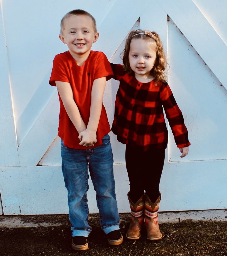 SierraDevine08's tweet photo. you’re KIDDING ME! 😍

(posting on Twit since my parents don’t have one, I just have to brag about how beautiful my family is!)

+ as always, thank you to Nicole for capturing ❤️ https://t.co/MgPTbOLrVx