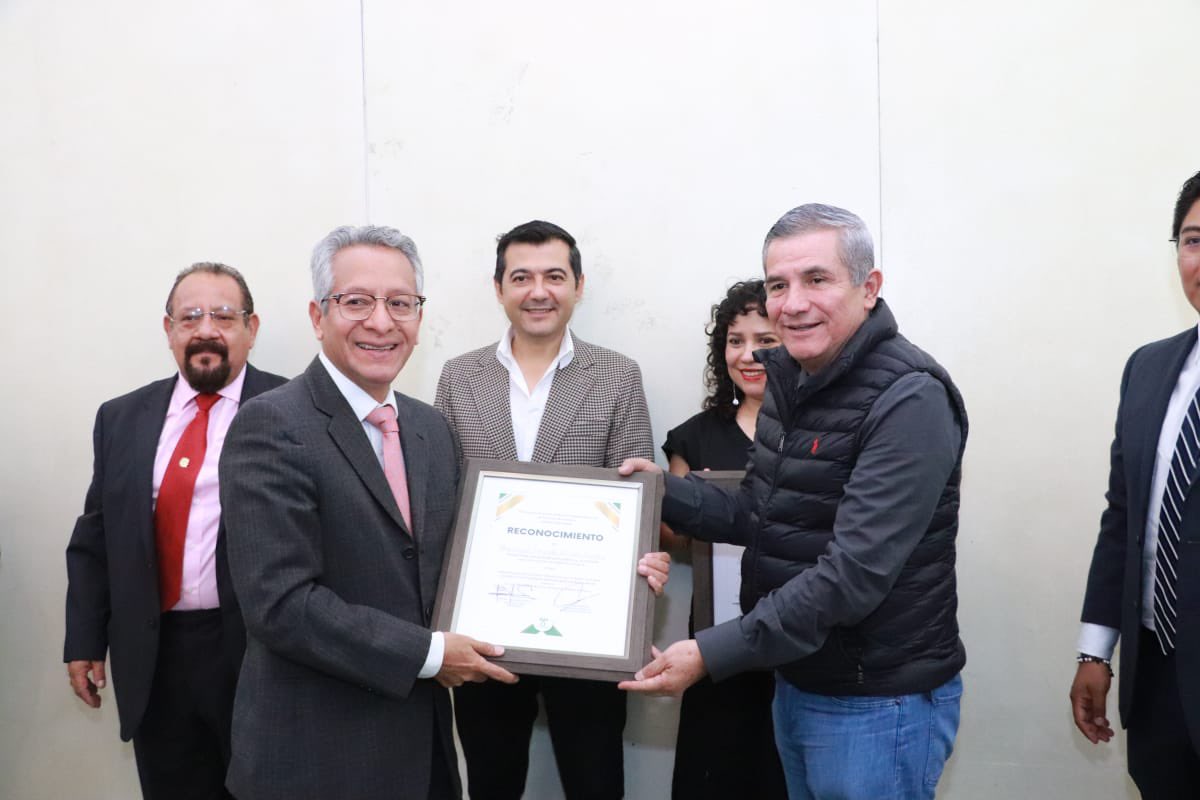Entregamos reconocimiento al Magistrado Presidente del <a href="/tsjoaxaca/">@TSJOaxaca</a> Eduardo Pinacho Sánchez por su labor en la Administración de la Justicia <a href="/CONLA_Mexico/">CONLA Federación</a>