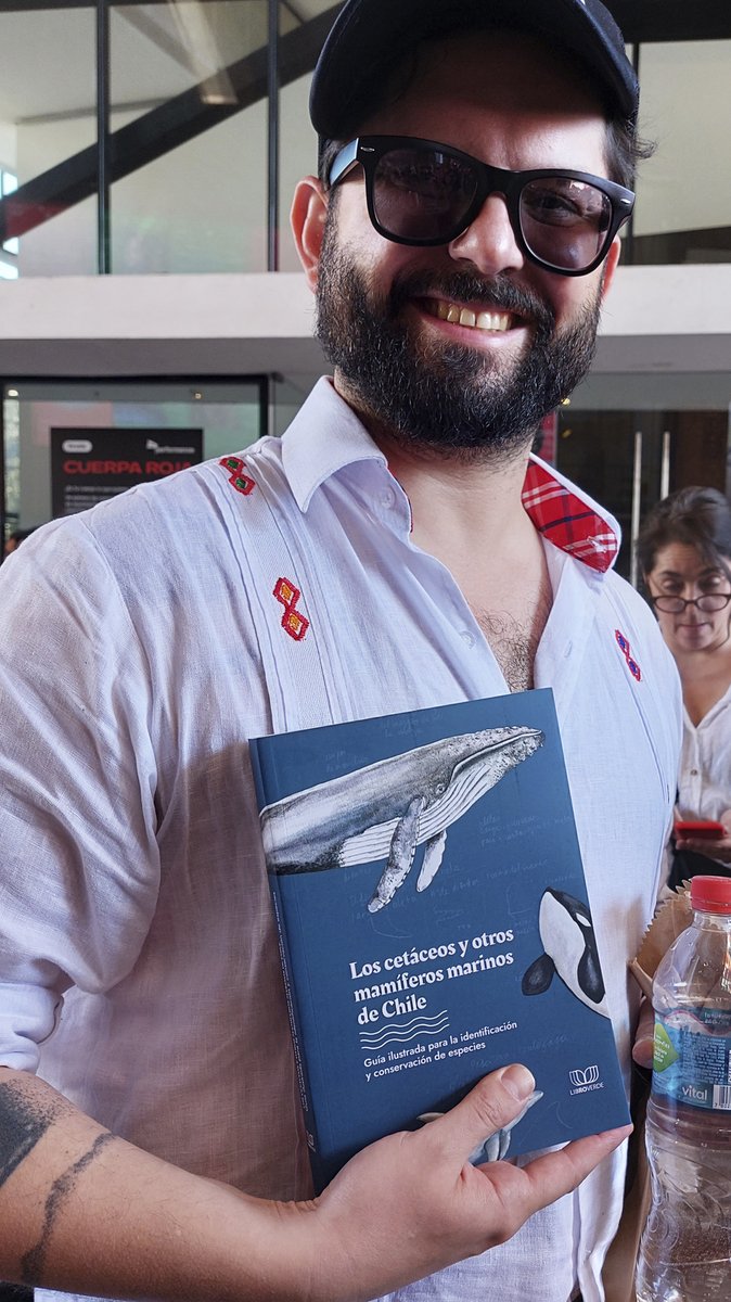 LibroVerde_'s tweet photo. Los Cetáceos de Chile, navegan hasta la Moneda. El presidente @gabrielboric en su visita a la Furia del Libro 2022. @lafuriadellibro
#LosCetáceosDeChile #EdicionesLibroVerde https://t.co/CTm51Fsplm