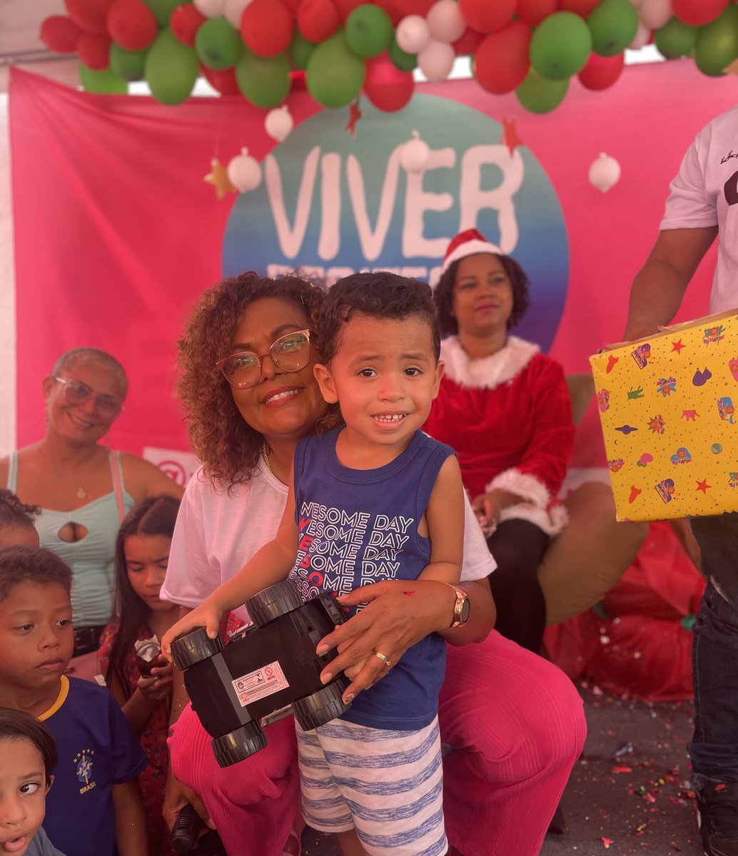 leila_0ficial's tweet photo. 5 anos atrás perdia meu irmão, parceiro dos meus projetos.
Hoje realizei o nosso V Tributo à Michel Nascimento.
Transformei nossa dor em em amor, hoje tbm foi muito especial, pois tivemos em nossa Programação uma Mamãe Noel Negra.
#VidasNegrasImportam
#michelpresente https://t.co/Q2n1VEKwRz