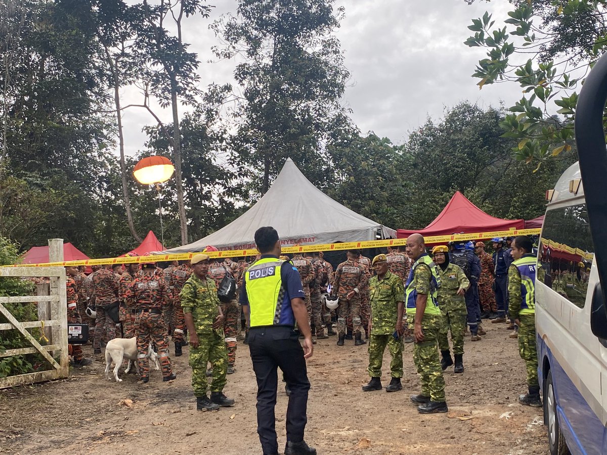 rahimah501's tweet photo. Operasi mencari dan menyelamat (SAR) baki sembilan lagi mangsa yang masih tertimbus dalam runtuhan cerun di tapak perkhemahan di Father's Organic Farm diteruskan jam 9 pagi Ahad.@501Awani #tragediBatangKali https://t.co/7j5pOkc6rL