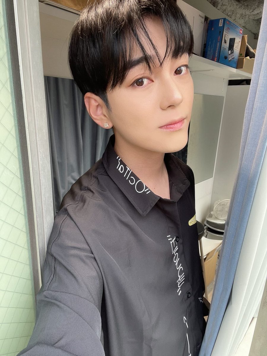 LU4USOFFICIAL's tweet photo. おはようございます、효야(ヒョヤ)です。 いつも応援してくださり本当にありがとうございます^ ^  LUKUSのダンス曲をたくさん練習してきました。まだ余裕がないのですが、一生懸命頑張ります!!!ぜひ見に来てください。宜しくお願い致します。
 #LUKUS #LU4US #루커스 #효야 #종효
 #가수 #kpop https://t.co/pa4GAwUUqi