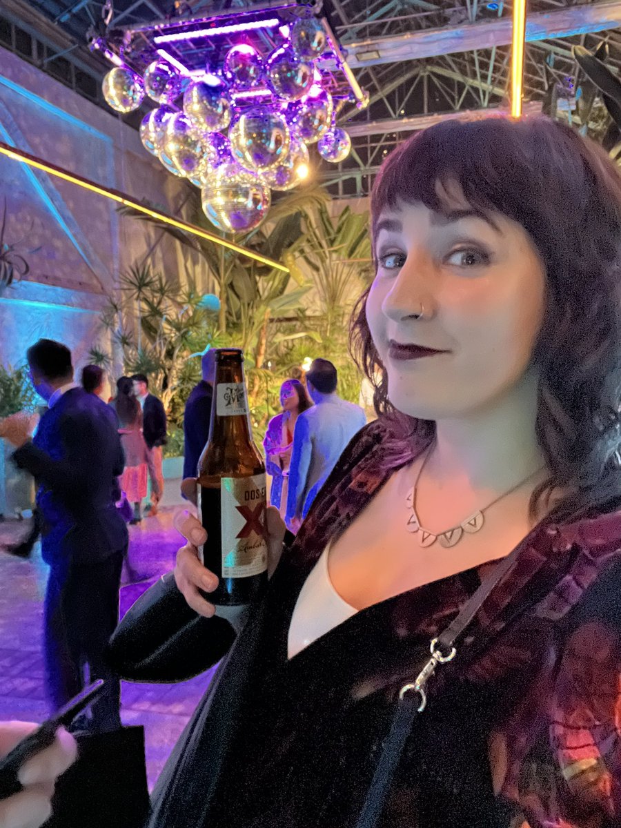 Anne Hackaway tweet media