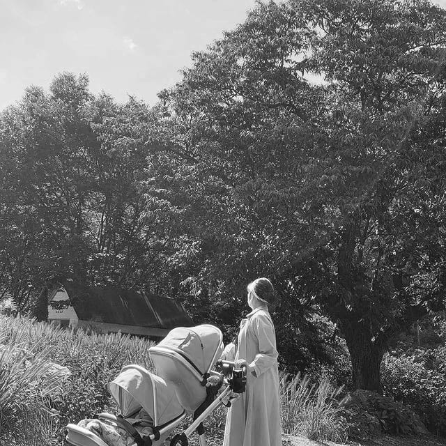 ❁; # Vía IG . . . ࿔ 
Día de paseo por la villa con <a href="/RoseannePxrk_B/">Roseanne.</a> y las niñas.