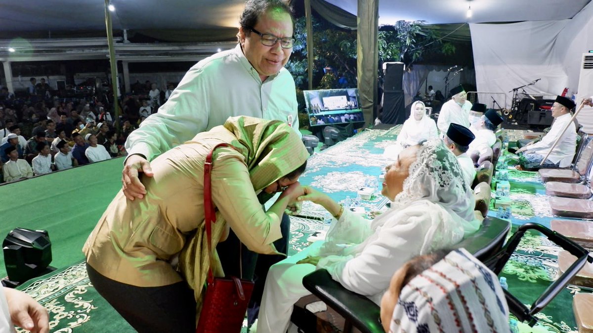 RamliRizal's tweet photo. Ditemani Dhitta, ketemu Ibu Shinta di Haul Gus Dur 🙏🙏 https://t.co/yjwwA9IKdz