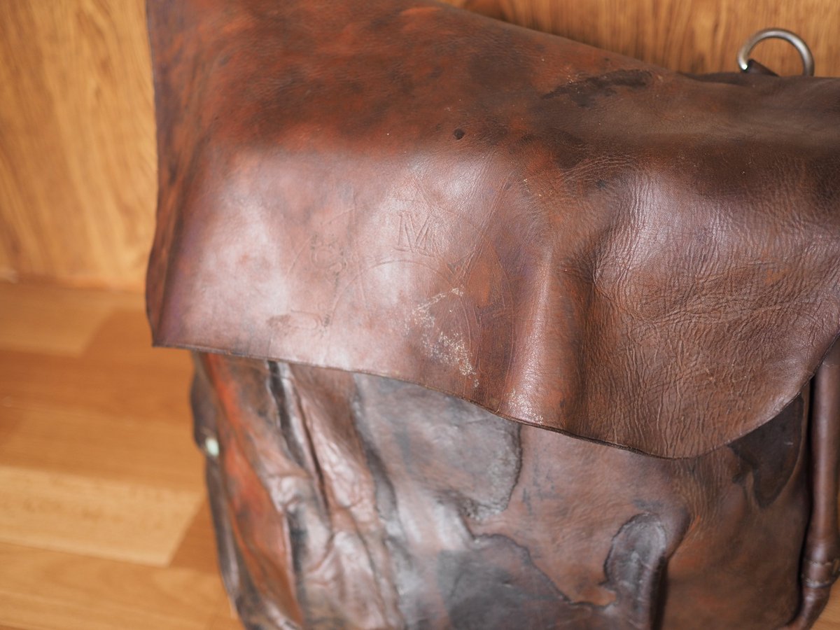 憧れのUS.Mail Bagを破格のお値段でゲット。
お値段高騰で諦めかけてたのよねぇ…。・゜・(ノ∀`;)・゜・ 
とりあえず濡れて乾いてカピカピになって変な型が付いてしまってる革をレザーウォッシュで洗う事により保護剤を芯まで馴染ませて、乾かしながら型を付け直し皺を取り中。☺️ 