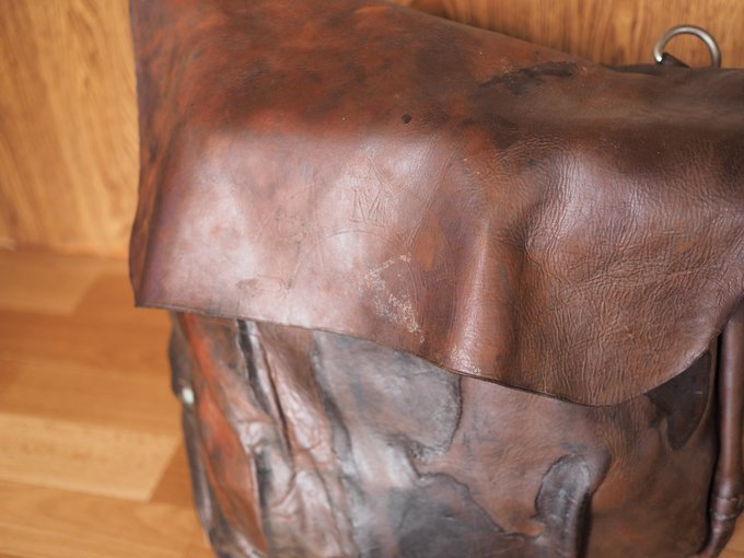 憧れのUS.Mail Bagを破格のお値段でゲット。
お値段高騰で諦めかけてたのよねぇ…。・゜・(ノ∀`;)・゜・ 
とりあえず濡れて乾いてカピカピになって変な型が付いてしまってる革をレザーウォッシュで洗う事により保護剤を芯まで馴染ませて、乾かしながら型を付け直し皺を取り中。☺️ 