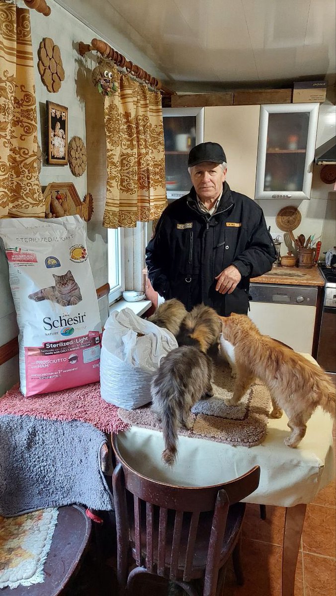 natemook's tweet photo. Continuing the Caturday theme, Andriy in Kramatorsk cares for 23 Ukrainian cats! 🐈 They were so happy when the team came by with food. Every day, they fill up the Hachiko vans & head out into the community making deliveries. Thank you for making this possible! #PetsOfUkraine 🇺🇦 https://t.co/lEchWCnybx