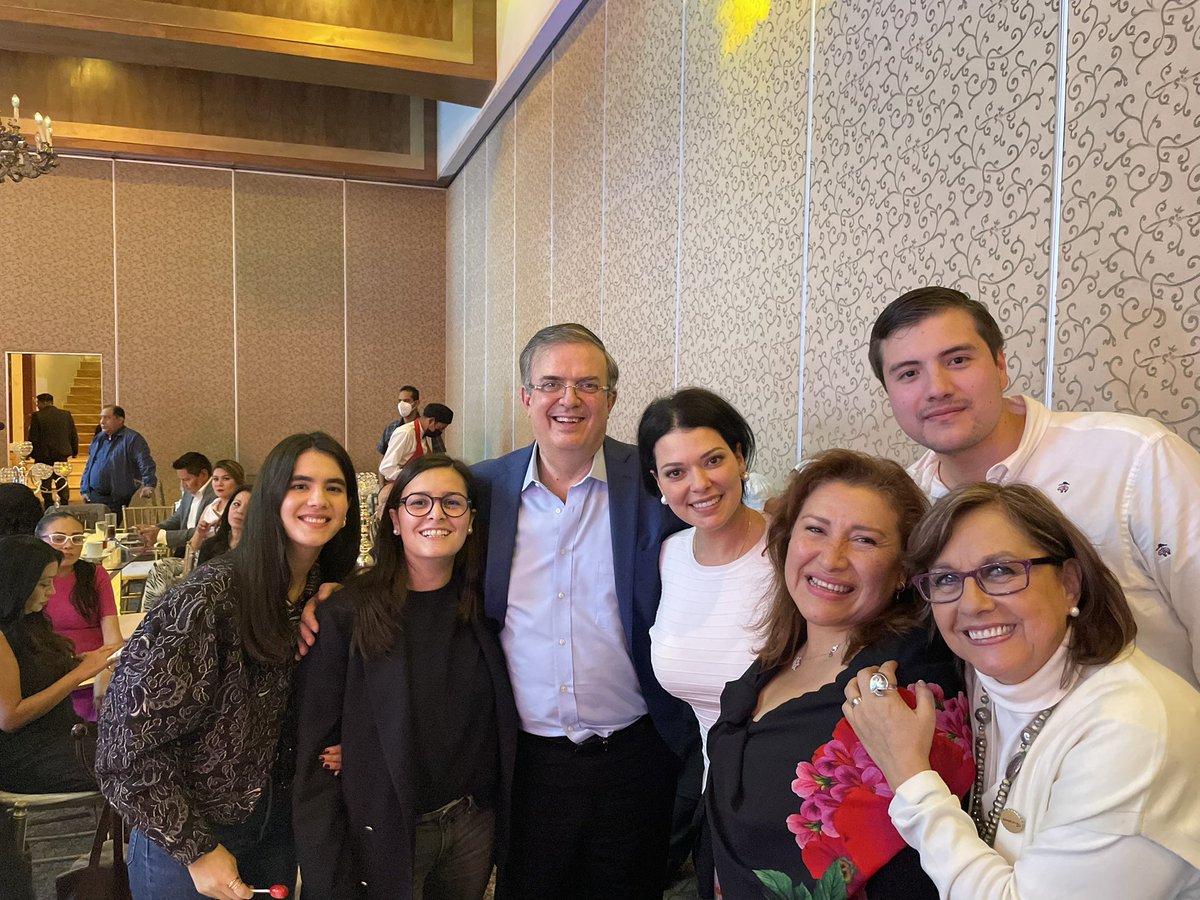 escobedox's tweet photo. Día con gente / equipo de muchísima luz, de esas que casi  no existen 🎄✨ https://t.co/Ozi6Mr8FiU