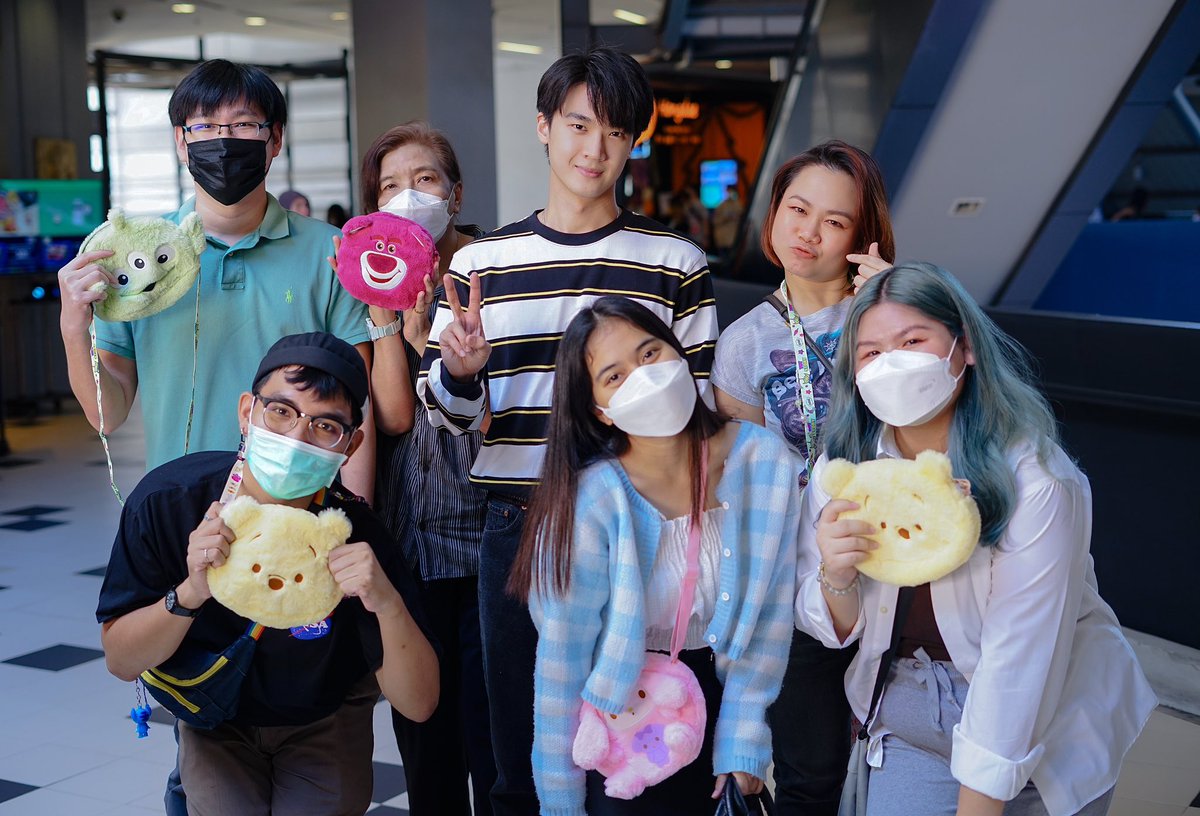 mdfansupport's tweet photo. ผ่านไปและกับปาตี้ซาบู 555 ไม่ใช่หมูกะทะ
ขอบคุณทุกคนที่มานะหวังว่าจะ happy กันนะ และขอบคุณ "เอ็มดี" ที่ชวนแฟนๆมาตี้กันและยังมีของขวัญปีใหม่มาให้แฟนๆด้วย "กระเป๋าน่ารักเหมือนคนให้ป่ะห��่ะ" 😂 ยังไงก็ฝากเอ็มดีและรอติดตามชมผลงานในปีหน้าด้วยน้า 😁🙇🏻‍♂️
#เหล่าทานตะวันของเอ็มดี https://t.co/mKdR59OYgI