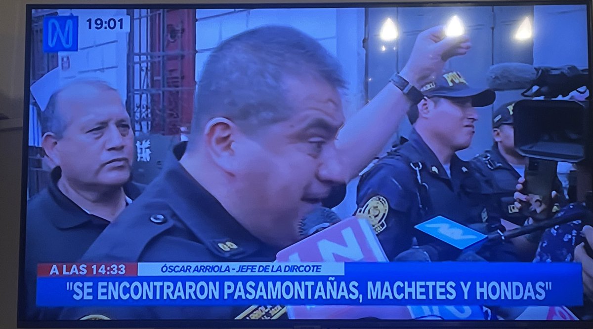 esquinabaja's tweet photo. Impactante lo de Nuevo Perú. No solo azuzaban a la violencia sino que escondían machetes y a dos asesinos de andahuaylas en su local partidario, según dice la PNP. Gente malvada https://t.co/OR4gh1NLL1
