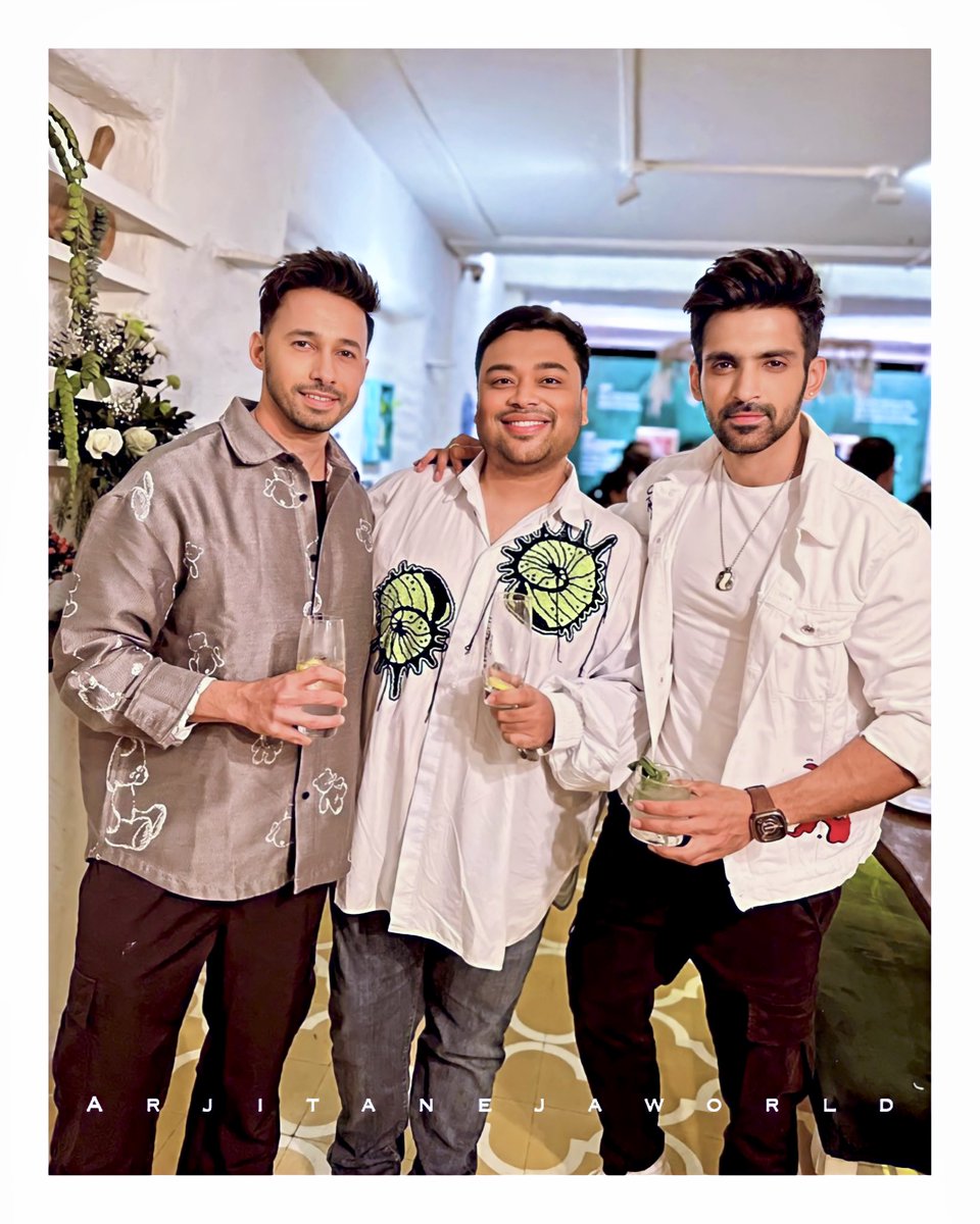 arjitanejaworld's tweet photo. Drink up, All things GIN 💥🥃😉 #AboutLastNight
📸 : @arjitaneja @karan009wahi
#ArjitTaneja #Arjitaneja #AJ #KaranWahi #RahullSharma #Friends #ActorsLife #GoodVibesOnly #SipsmithGin #Selfie #Host https://t.co/RwWyOAhZ6q