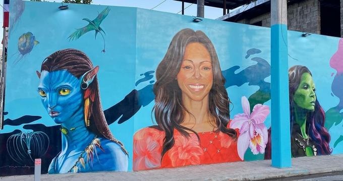 DeFilosofos's tweet photo. Zoe Saldaña agradece a Fantino por distinguirla con mural https://t.co/qHcK1dIHtU #DeFilósofos #DeFilósofosYLocos https://t.co/5w578qhANJ