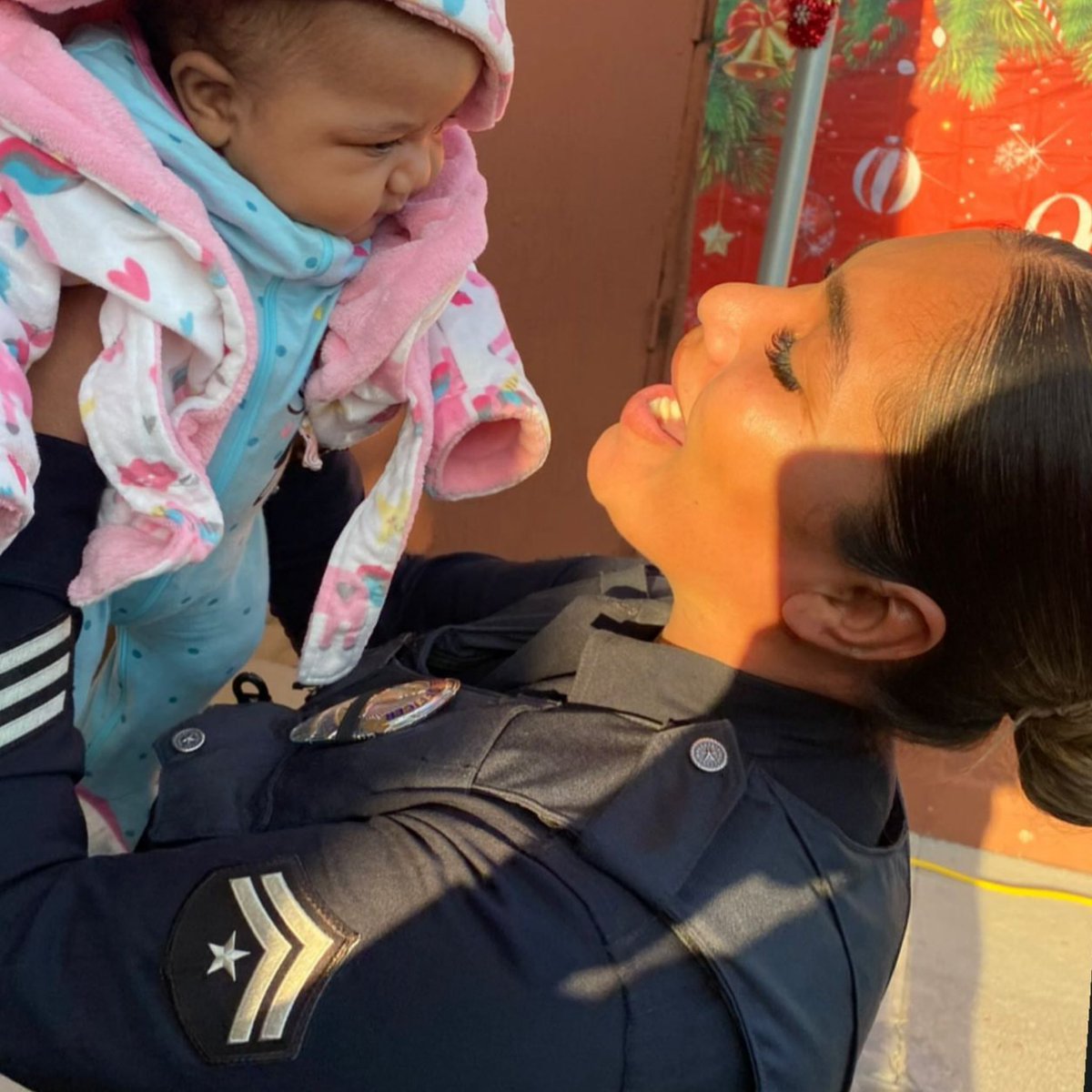 Central Area Community Relations Senior Lead Officer enjoying the Gift Giveaway at William Mead Housing.  Priceless moments enjoyed with our community.  <a href="/LAPDCaptMorales/">LAPD CMDR E. MORALES</a> <a href="/lapdmikeoreb/">Michael A. Oreb</a> <a href="/LAPDChiefMoore/">Michel R. Moore</a> <a href="/LAPDHQ/">LAPD HQ</a>