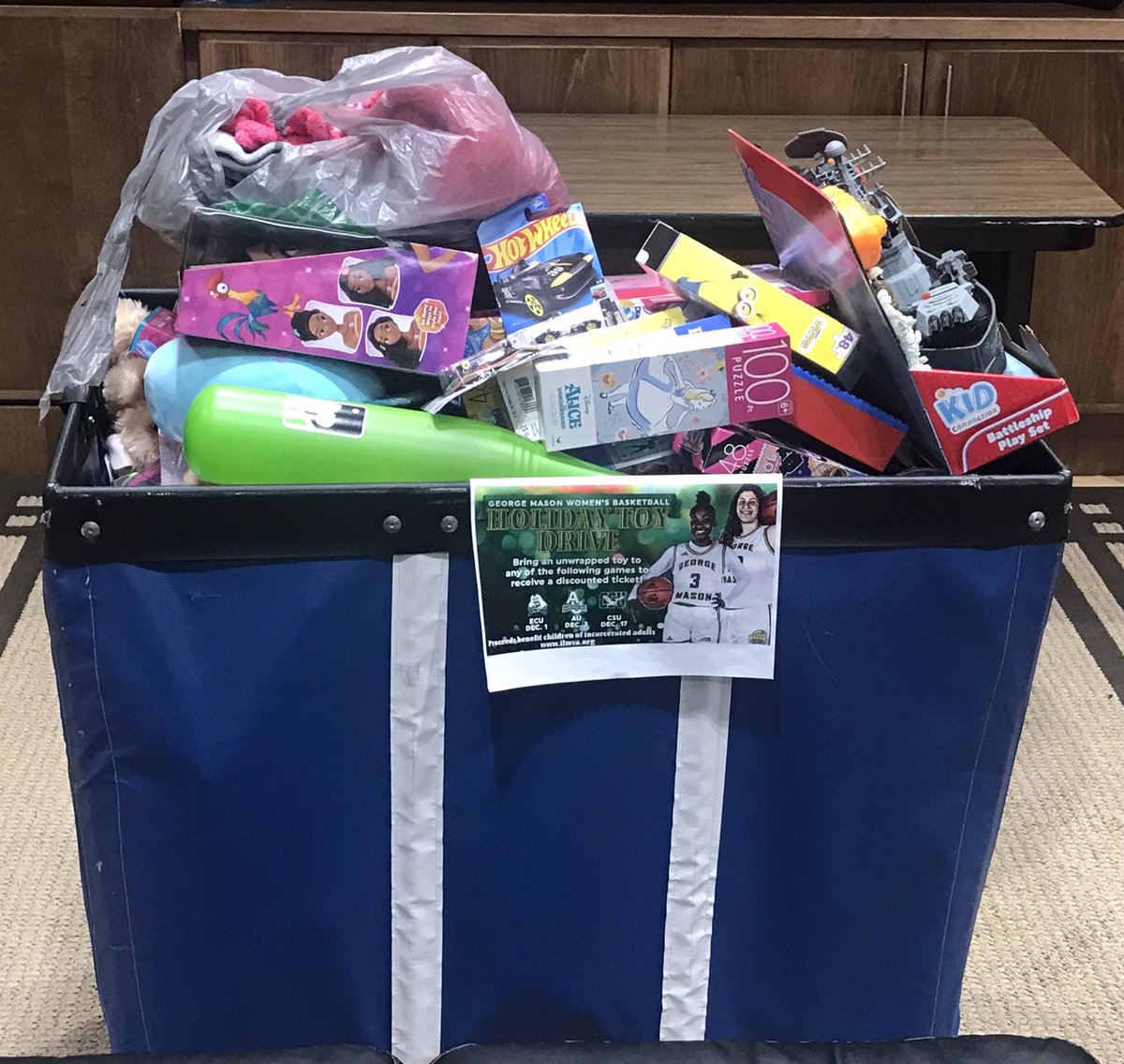 🏀 Phenomenal W!! 👏👏 🏀 Phenomenal team!! 🙌 @MasonWBB student-athletes and coaches purchased over 160 toys for @LivesVa‼️ Added to their @eaglebankarena toy drive, 170+ toys were donated to children with incarcerated parents. 🎄🧸 🎁 🚂 🏈 🏎 🎄 #BelieveBIG | #Ubuntu