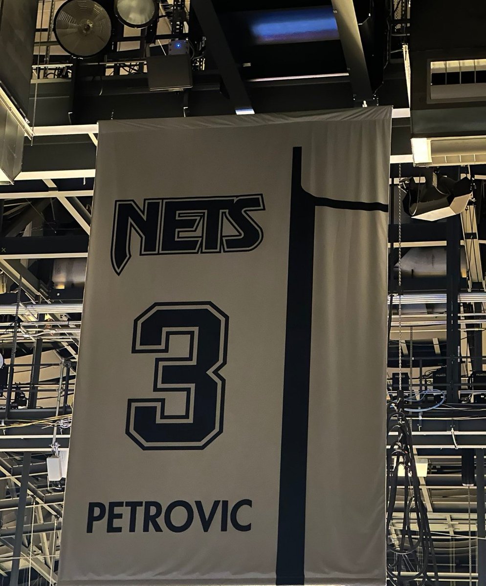 Sanchez4nba's tweet photo. Camiseta retirada en el cielo de la cancha de los Nets. Drazen4ever https://t.co/QavUOIGSs8