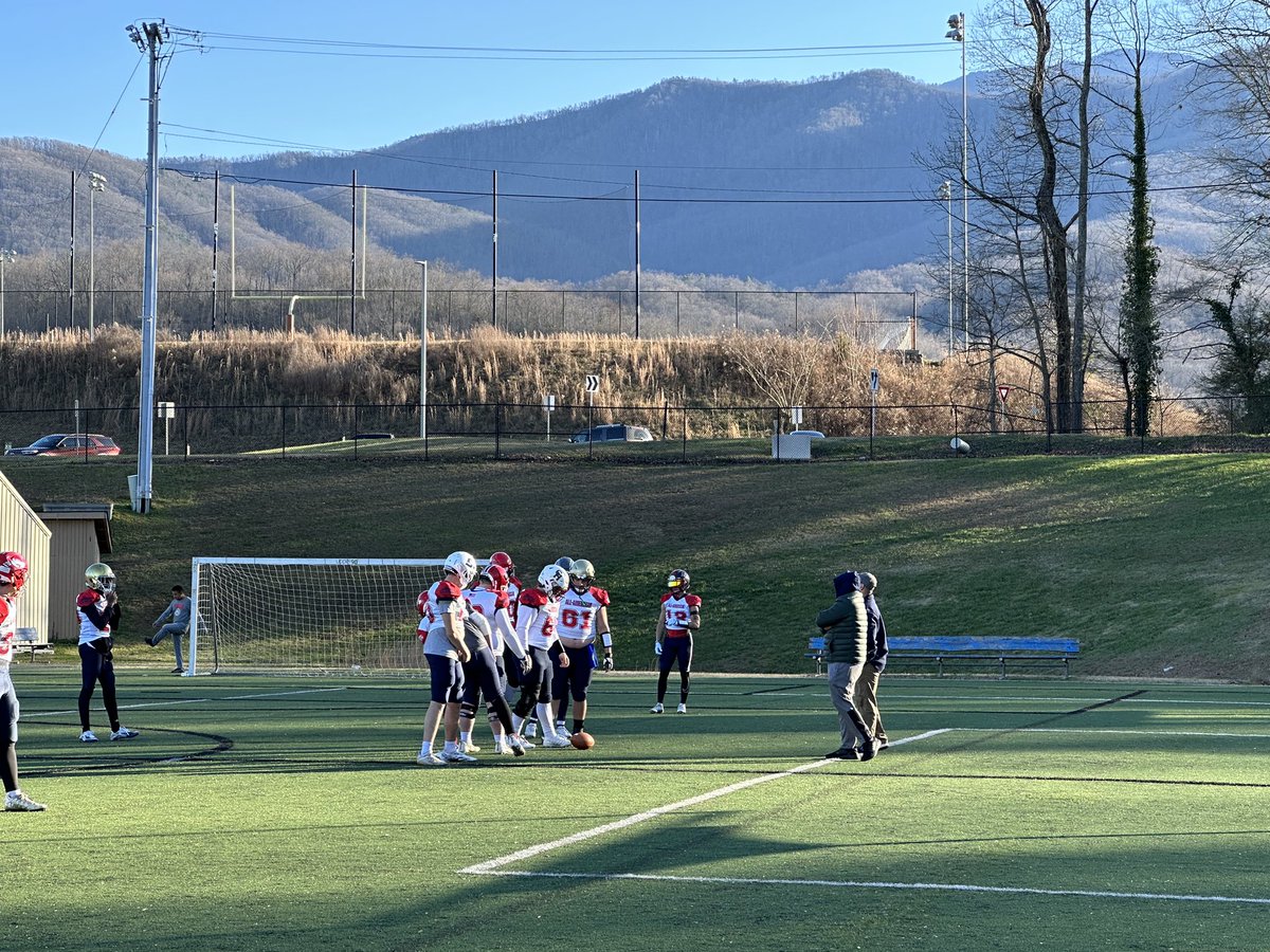 haydenjoiner61's tweet photo. Had a great time at the @GatlinburgBowl this weekend!
@caydendcook @TrestinGarrett @KoltonPrice1 @BradyPrice121 @jake_white42 @JaquincyScott1 @QueTyus12 @LoweryBram https://t.co/GFXbeMKXFn