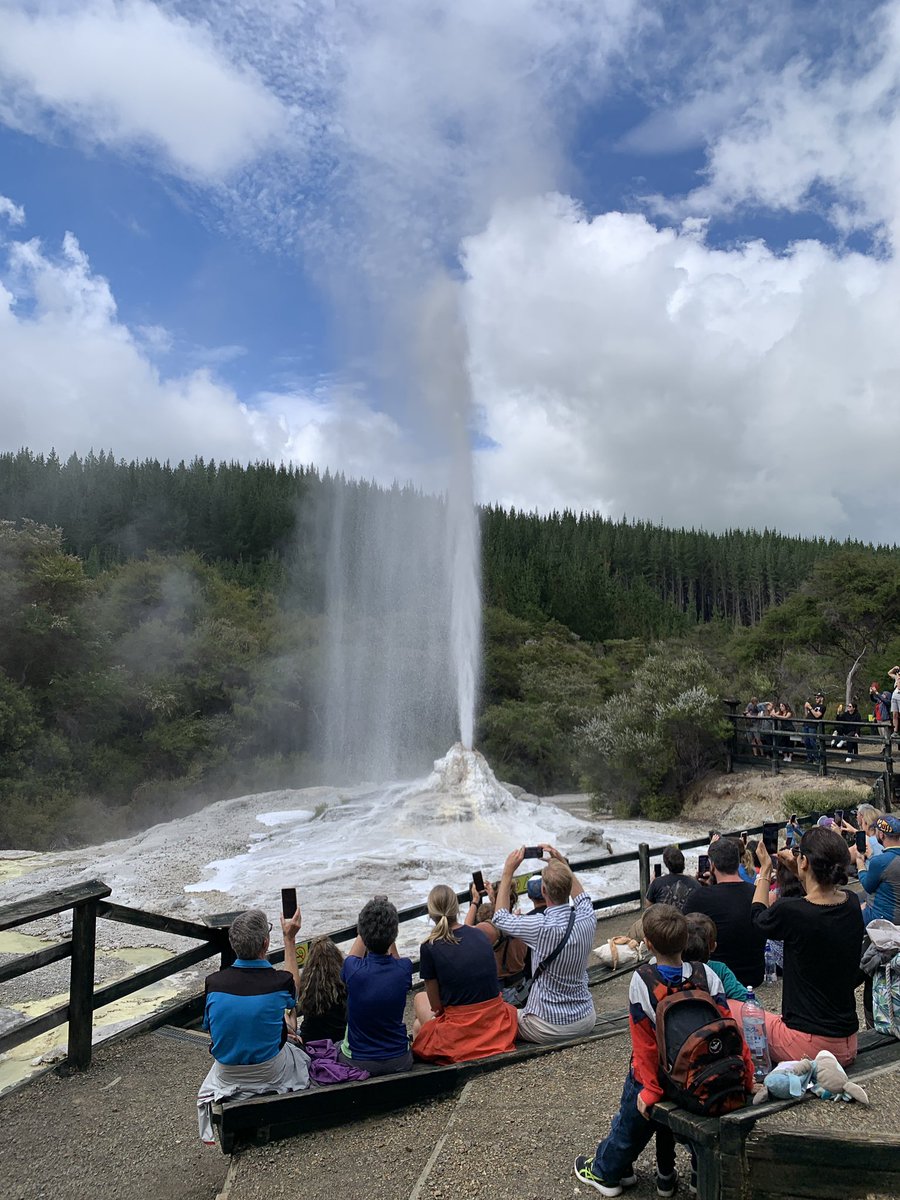 OlivierB_spc's tweet image. Suite à la visite récente d’un site géochimique, une petite devinette à la teamPC 👇🤙. 
« Comment provoquer un Geyser tous les jours à la même heure ? » 
Selon vous, quel produit est introduit dans cette cheminée contenant de l’eau à 75*C, à pH=5 et saturée en CO2 ?