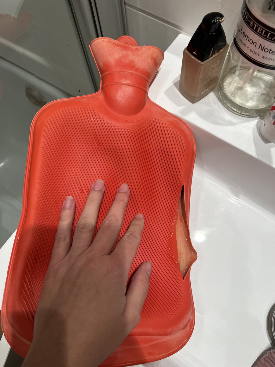 alexandradarch's tweet photo. Ze waarschuwen over CO2 vergiftigingen maar niet over een warmwaterkruik dat scheurt met kokend water. Heel mijn been (en schaamstreek) verbrand. Zeer zeer pijnlijk. #help https://t.co/9mCqt5aVrC