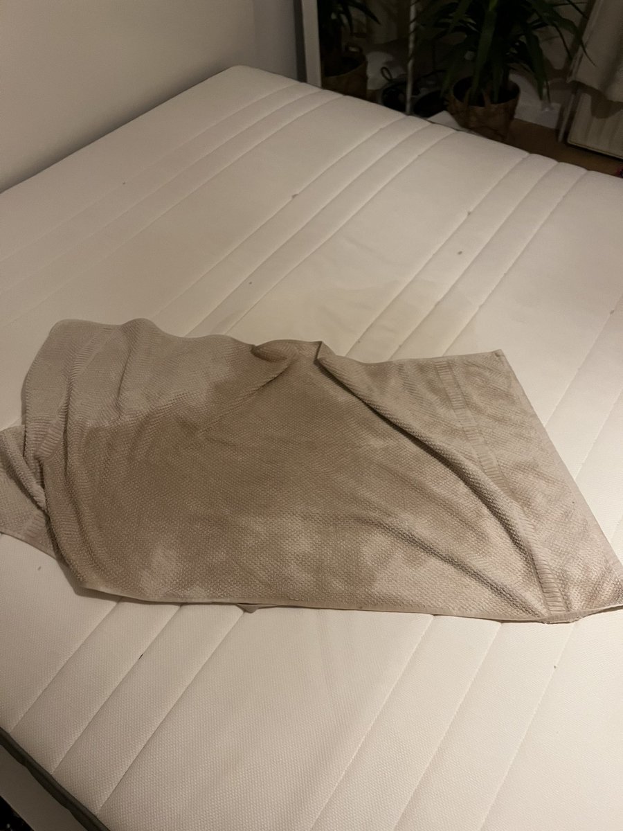 alexandradarch's tweet photo. Ze waarschuwen over CO2 vergiftigingen maar niet over een warmwaterkruik dat scheurt met kokend water. Heel mijn been (en schaamstreek) verbrand. Zeer zeer pijnlijk. #help https://t.co/9mCqt5aVrC