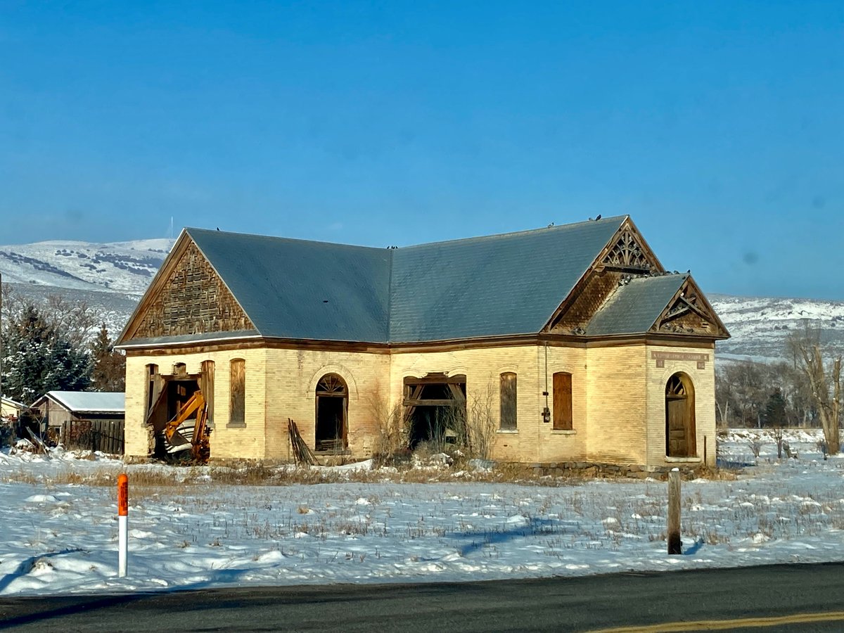 HyggeMan's tweet photo. Sanctuary...
.
.
.
.
.
#PicOfTheDay #Sanctuary #NorthernUtah #WhatToDoWithAnOldChurch #BackhoeParking #WinterInUtah https://t.co/AlCCW6wwom